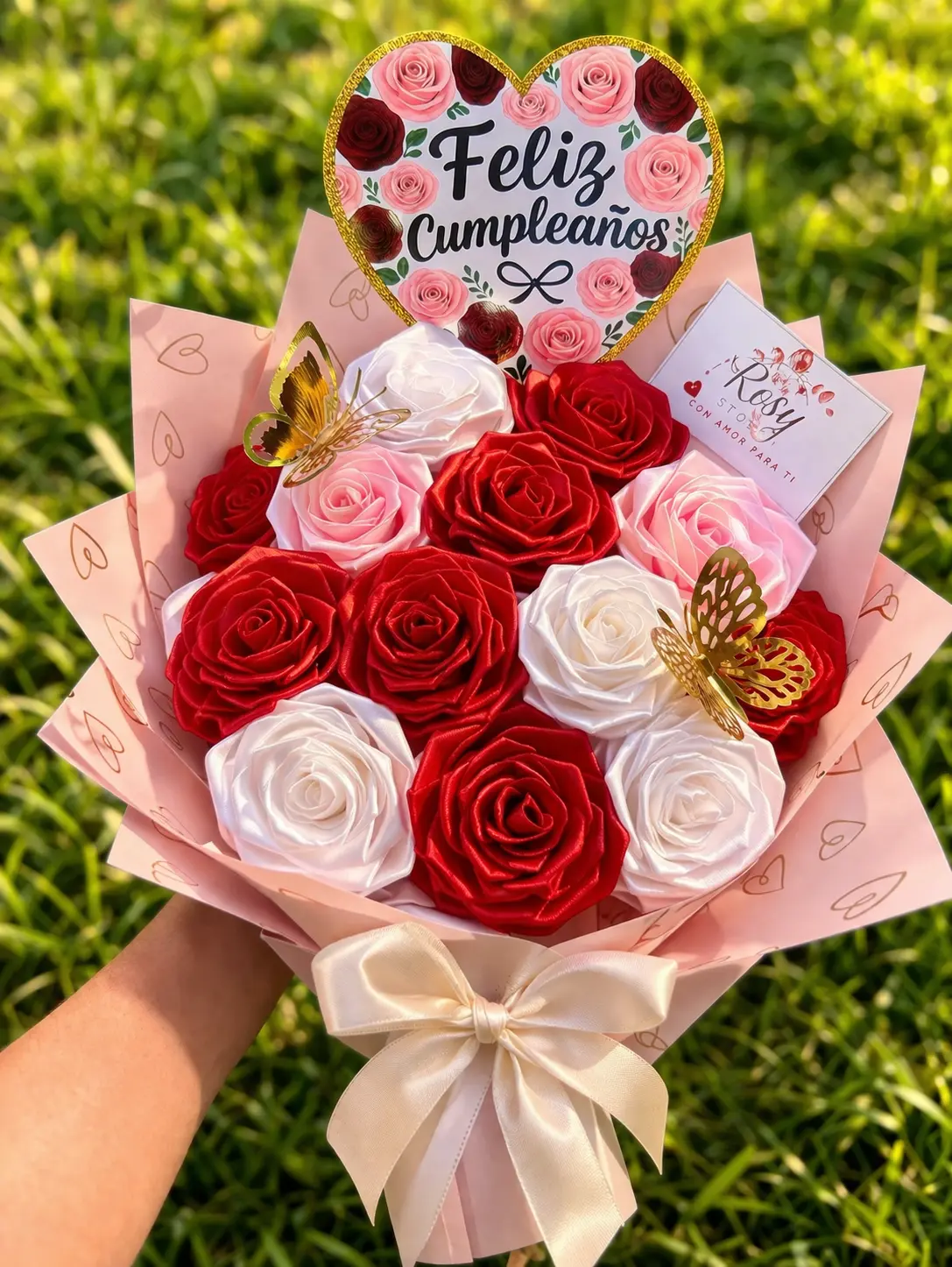 Ramo de rosas rojas con envoltorio elegante
